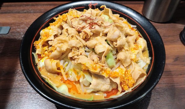 「紅バラ肉増し」@麺創研 紅 武蔵新城の写真