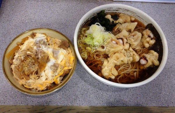 「牛とじ丼セット（600円）＋ゲソ天（150円）」@甲斐そばの写真