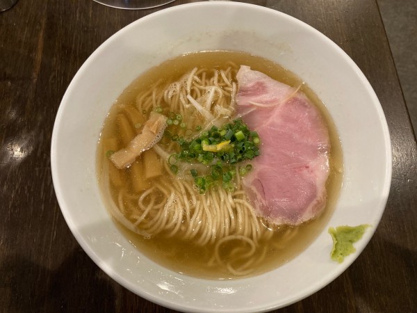 「鯵煮干しの塩そば　950円」@町田汁場 しおらーめん進化 町田駅前店の写真