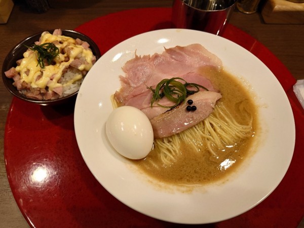 「濃厚鴨白湯の味玉醤油RaMen アリオリチャーシュー丼」@RaMen TOMO TOKYOの写真