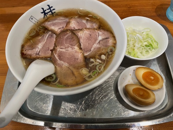 「チャーシュメン小、ねぎ煮玉入り」@煮干しだし醤油ラーメン 桂の写真