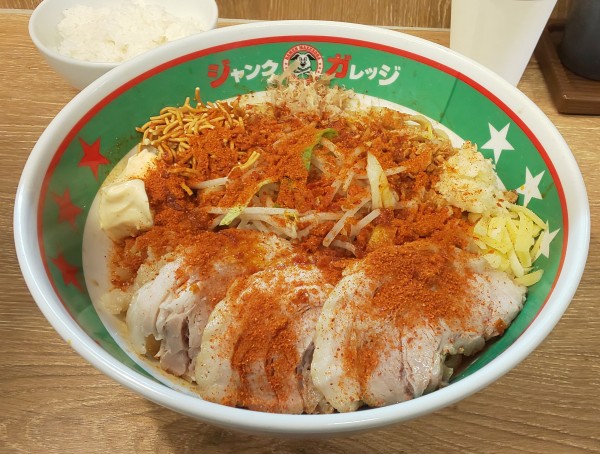 「獄辛まぜそば大盛4辛+豚2枚+小ライス」@ジャンクガレッジ 和光市駅南口店の写真