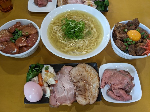 「地鶏と鴨出汁の手揉塩らーめん+本鮪のｶﾏﾄﾛ漬丼+牛筋煮込丼」@麺屋 扇 SENの写真