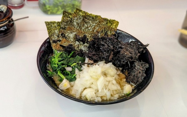 「ラーメン＋玉ねぎ＋黒ばらのり（800円＋100円＋150円）」@ラーメン 塚田家の写真