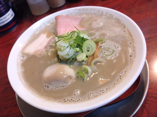 「限定 豚骨煮干 細ストレート麺 820円 煮玉子 100円」@ラァメン ぼーんずの写真