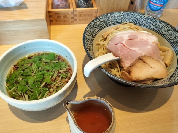 「鴨と上州地鶏つけ麺昆布水添え　850円」@中華そば 鷙 淵野辺店の写真