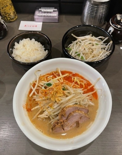 「辛味噌 850円＋無限炒めモヤシ 20円＋無限ライス 無料。」@花木流味噌 日吉店の写真