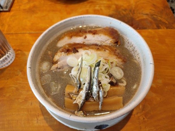 「ラーメン骨（焼き豚2枚乗せ）」@人類みな麺類 東京本店の写真