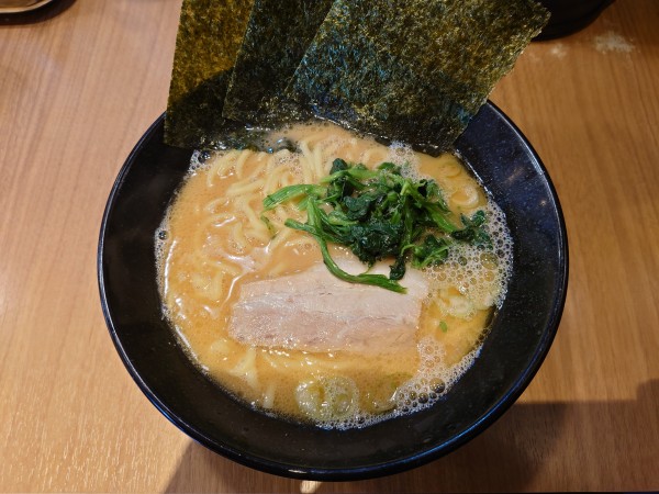 「醤油ラーメン¥800+ネギーチャー丼(朝サービス)」@横浜家系 ラーメン銀家の写真