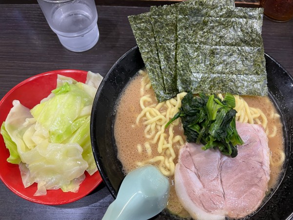 「豚骨醤油中盛固めｷｬﾍﾞﾂ 1080円」@らーめん家 せんだい 鶴ヶ峰本店の写真