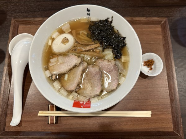 「本日の限定・だしラーメン　鮎の煮干し特製1500円」@麺切り 白流の写真