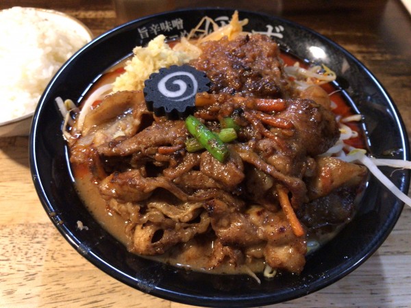 「らーめん 中(ショウガ、ミソアブラ)+無料ライス 900円」@旨辛味噌らーめん ぼんずの写真