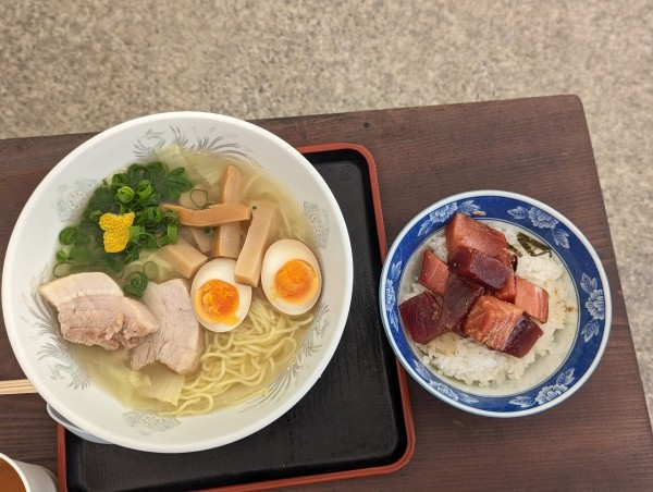 「ラーメンまぐろ丼セット」@ラーメン 河の写真