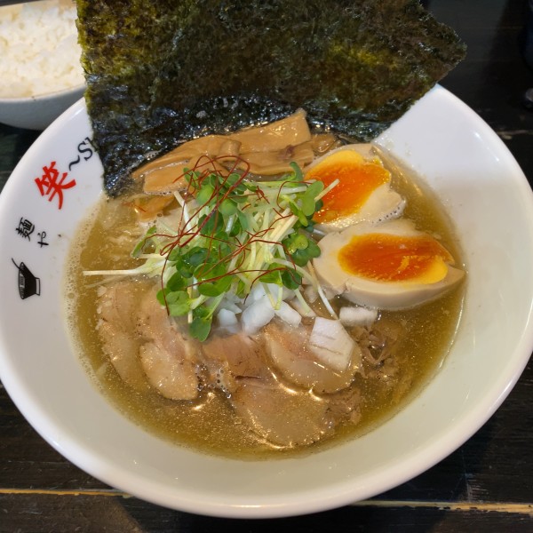 「特製煮干しらーめん980円（塩）+半ライス」@麺や 笑 ～Sho～の写真