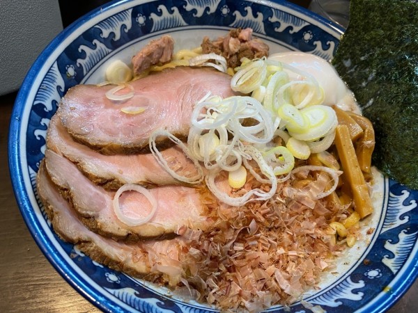 「油そばチャーシュー3枚温玉」@兎に角 松戸店の写真