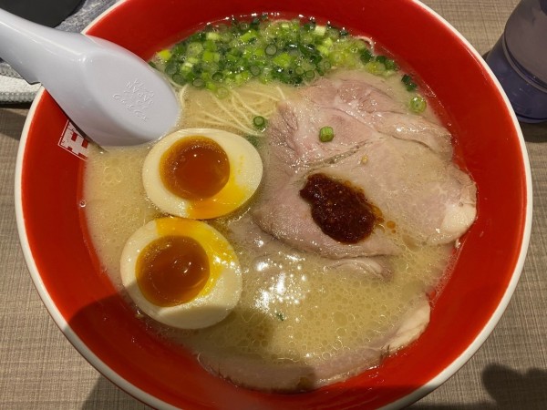 「極上豚骨モヒカンラーメン煮卵入り」@モヒカンらーめん 南越谷店の写真