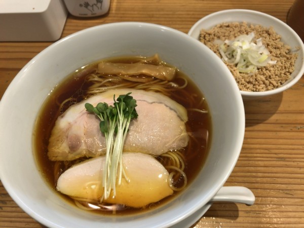 「醤油らーめん➕鶏挽肉丼」@麺屋鈴春の写真
