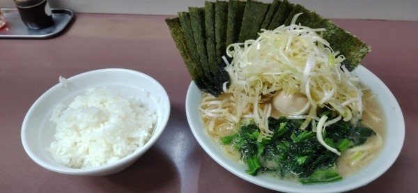 「らーめん（並）+各種トッピング、ライス（小）」@本牧家 本店の写真