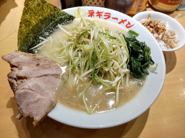 「ネギチャーシューメン(3枚)､チャ飯」@○新 ネギラーメン 新橋店の写真