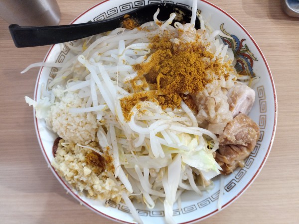 「ミニラーメン800円全マシ、生姜、アレ(この日はカレー粉)」@豚山 神保町店の写真