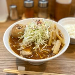 札幌スパイシーラーメン さらうま¥890、全部増し¥600