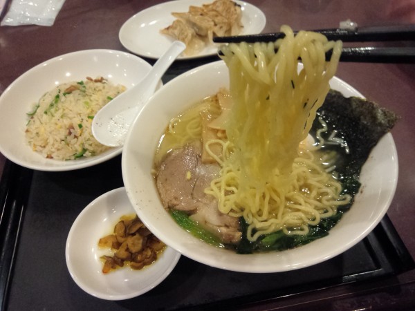 「塩ラーメン半チャーハン餃子セット　１０００円」@上海菜館 西前川店の写真