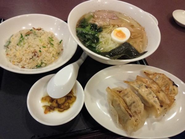 「塩ラーメン半チャーハン餃子セット　１０００円」@上海菜館 西前川店の写真