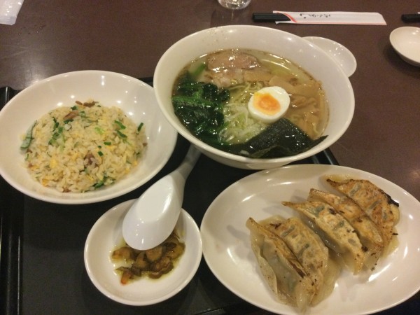 「塩ラーメン半チャーハン餃子セット　１０００円」@上海菜館 西前川店の写真