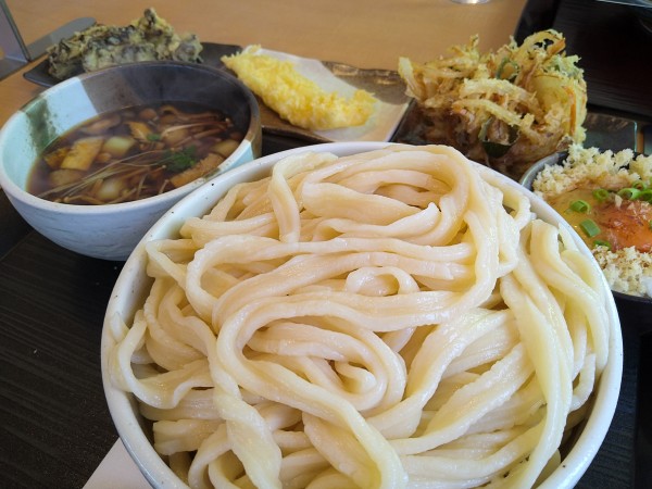 「きのこ汁うどん+こだわりのたまごかけごはん+天ぷら3品　他」@武蔵野うどん 竹國 羽村店の写真