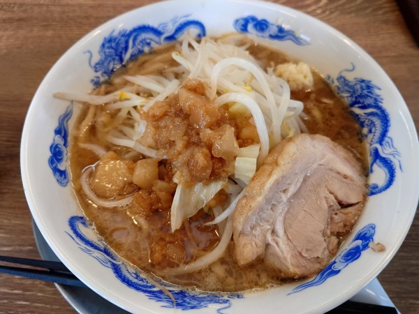 「ラーメン(野菜少なめ、にんにくちょっと、あぶら)730円」@ジャンクガレッジ 越生店の写真