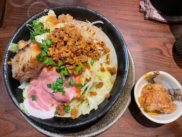 「台湾ミンチ混ぜそば＋唐揚げ」@自家製麺屋 知多らうど2669の写真