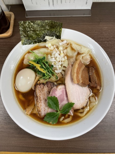 「特製わんたん麺(醤油)+大盛+台湾ルーロー飯」@中華そば 麦笑 本所吾妻橋店の写真