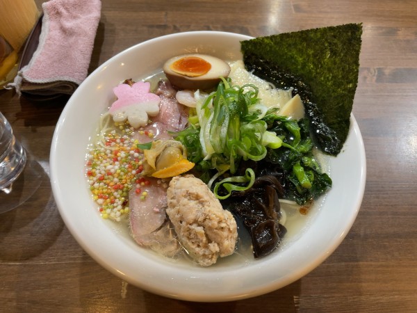 「ホンビス貝、鶏、あさり出汁の春ラーメン(950円)」@自家製麺こうじの写真