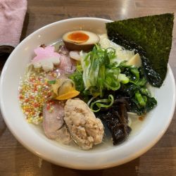 ホンビス貝、鶏、あさり出汁の春ラーメン(950円)