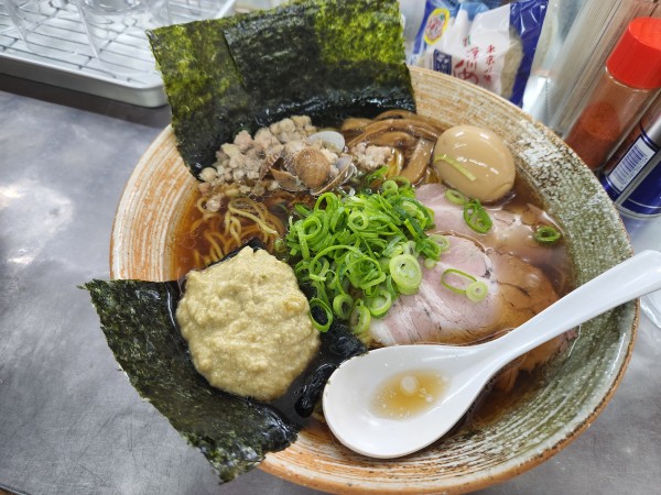 「浅蜊出汁正油ラーメン」@覆麺 智の写真