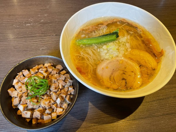 「塩らぁ麺、きざみチャーシューごはん」@支那そばや 本店の写真
