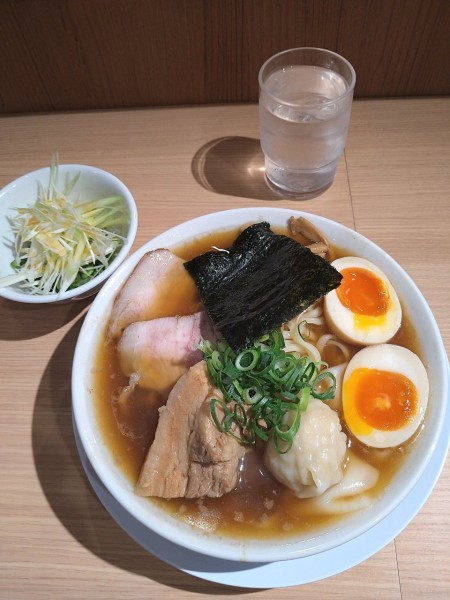 「特製中華そば（醤油）1100円+ネギ 150円」@中華そば やなぎやの写真