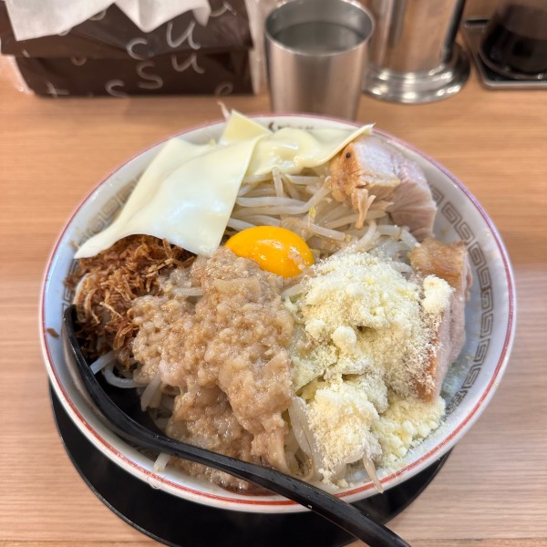 「ラーメン(汁なし変更、ダブルチーズ、アレ)」@豚山 栄店の写真
