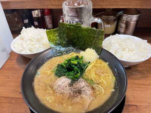 「醤油豚骨ラーメン+小ライス+中ライス+生ビール」@横浜家系ラーメン 駒込家の写真