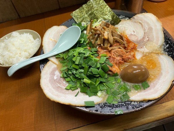「トリプル1300円＋ニラ100円＋ライス小200円」@屋台ラーメンとんこつ貴生 稔台店の写真