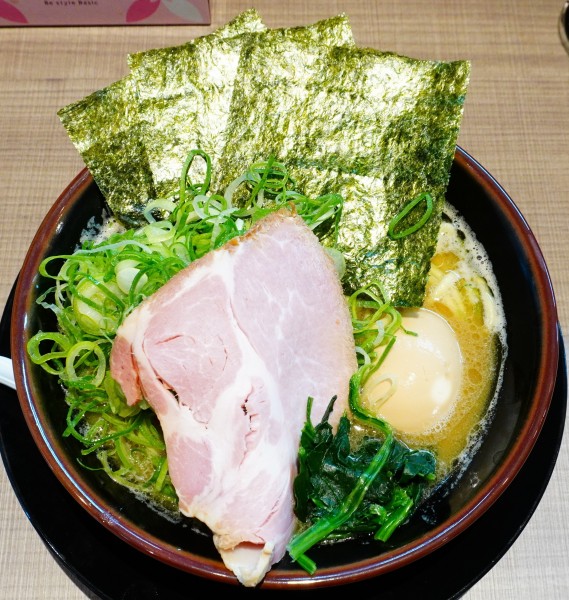 「家系 九条ねぎ多め 豚骨醤油ラーメン＋味玉」@極み麺 麺匠うえ田の写真