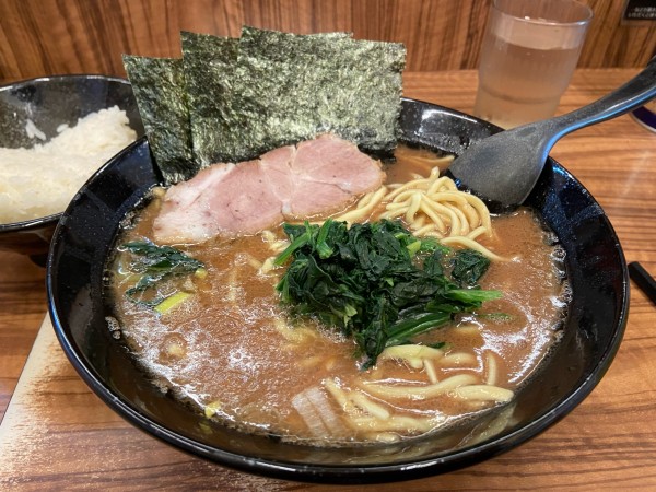 「ラーメン 中 800円 ライス50円」@横浜家系らーめん 二代目 武道家の写真
