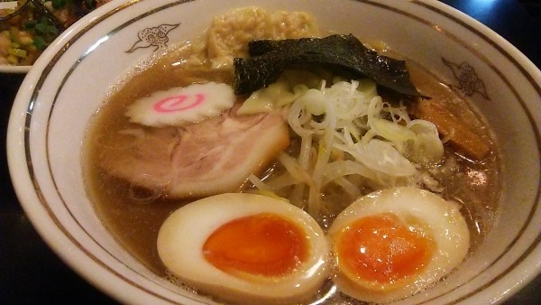 「煮干しら～めん（味玉付） 750円＋ちゃ～しゅ～ごはん」@魚だしラーメン 若竹の写真