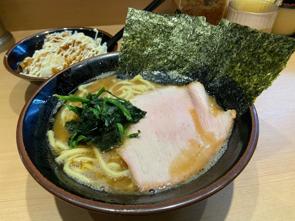 「ラーメン 880円 ライス100円」@輝道家直系 皇綱家の写真