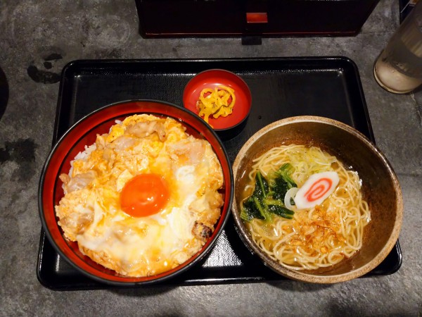 「究極の親子丼（1,100円）＋ミニラーメン（150円）」@鶏味座 川崎アゼリア店の写真