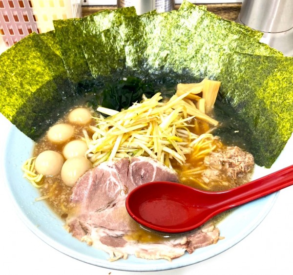 「ねぎラーメン中盛＋のりうずら＋ネギ飯」@◯つばき食堂の写真