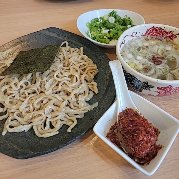 「特製つけそば200g＋カレー玉＋佐藤さん家の九条ねぎ」@中華そば専門 とんちぼの写真