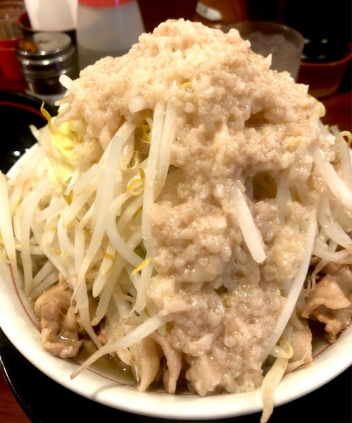 「肉そば麺固めヤサイアブラマシ　生卵」@肉そば千の写真