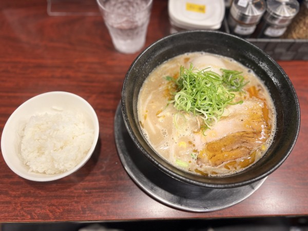 「味玉豚骨味噌ラーメン(並盛.赤オイル)1000円+無料ライス」@豚骨ラーメン じゃぐら 高円寺店の写真