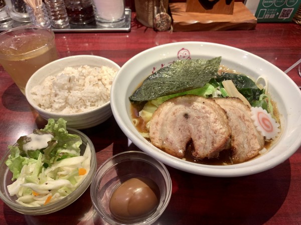 「炭火炙りチャーシューとキャベツのせしょう油ラーメンセット」@麺ダイニング ととこの写真